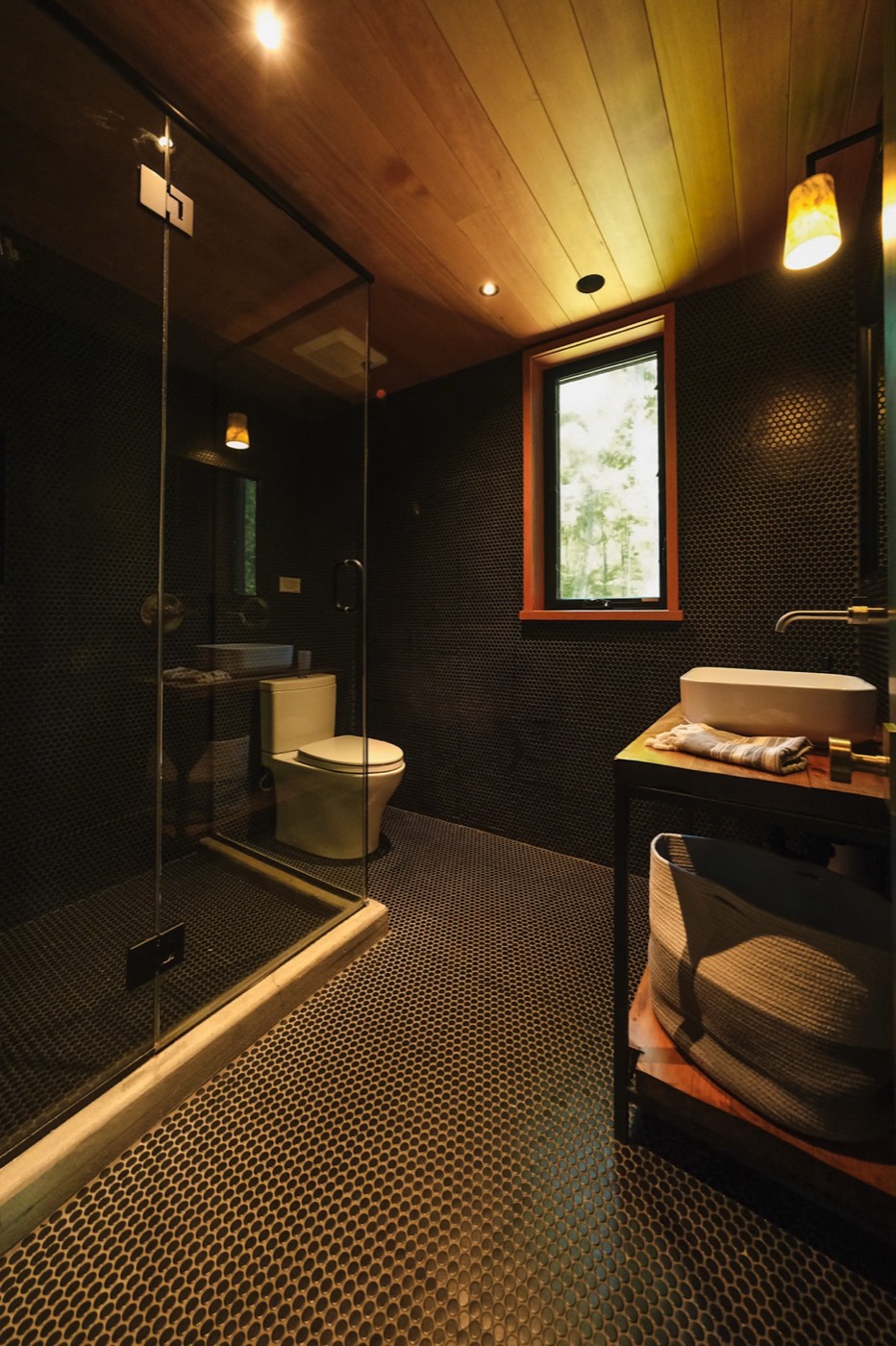 Black Oak Lodge floor-to-ceiling windows overlooking the lake